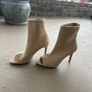Tight fitting heels. Perfect for any pants or dress/ skirt